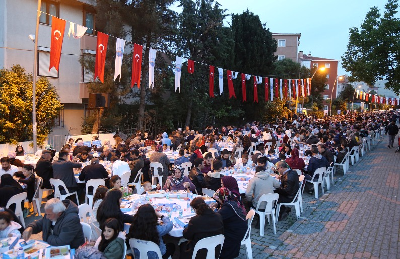 Büyükçekmece ailesi, Ramazan’ın bereketini ve güzelliğini paylaşıyor