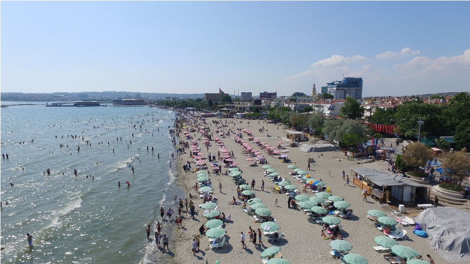 İstanbul, Ramazan Bayramı’nda Büyükçekmece sahillerine akın etti