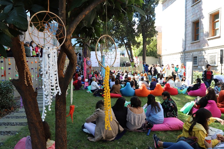 İhtiyaç sahiplerini mutlu etmek için örgü ördüler