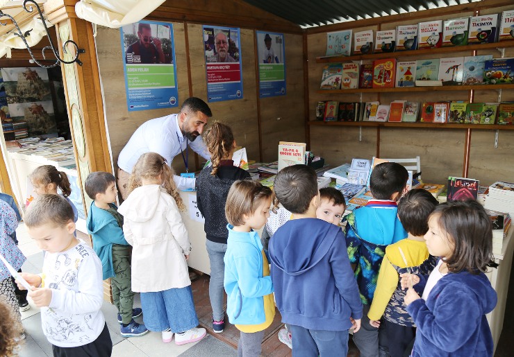 Büyükçekmece kitap günleri minik öğrencilerin akınına uğruyor