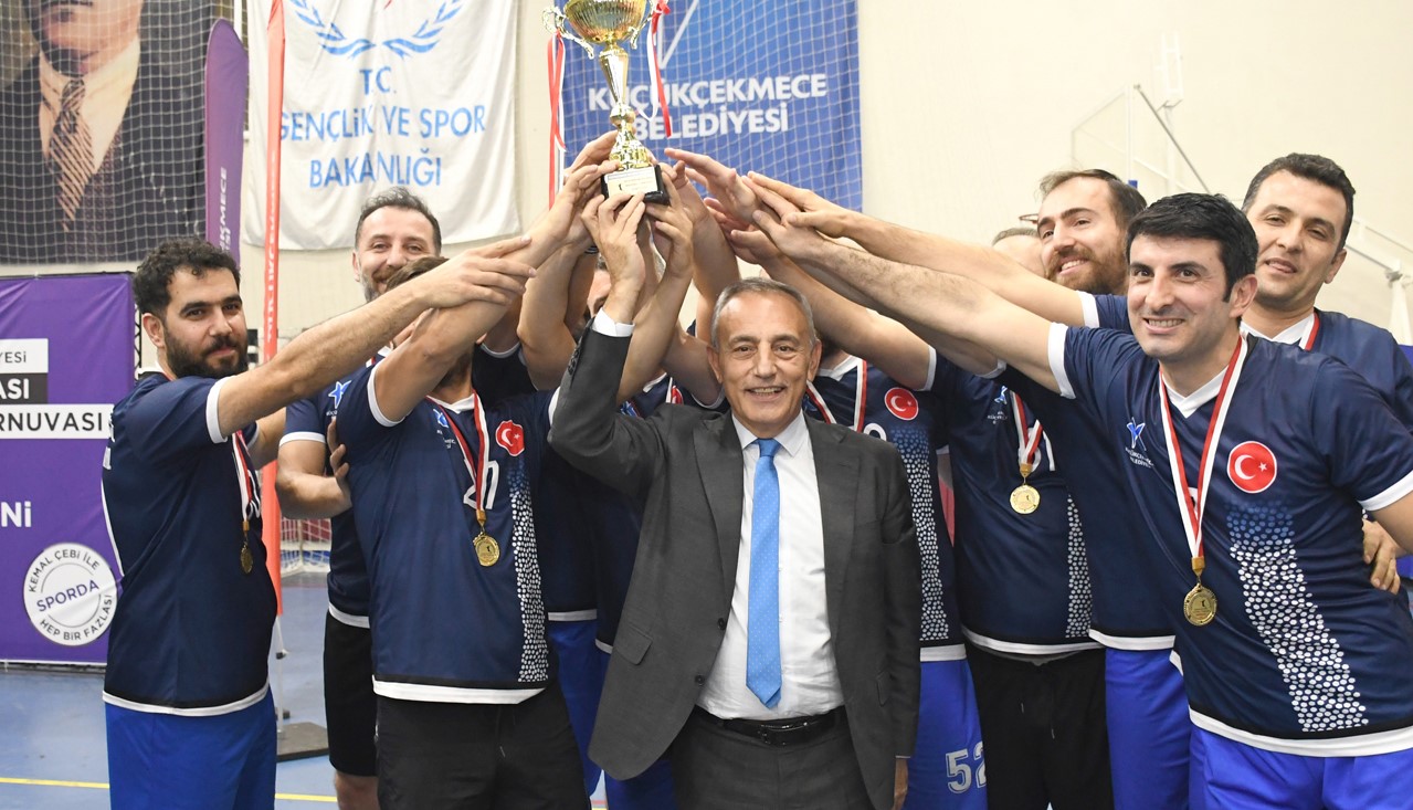 KÜÇÜKÇEKMECE’DE VOLEYBOL TURNUVASI ŞAMPİYONU BELLİ OLDU