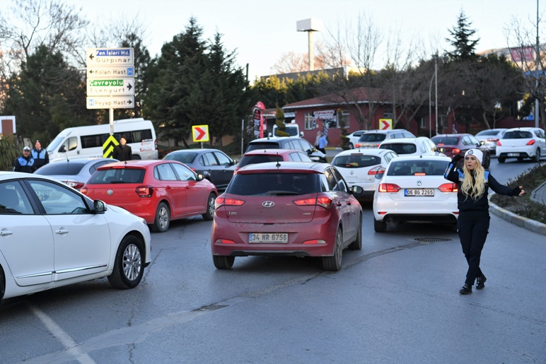 BEYLİKDÜZÜ’NDE TRAFİK SIKIŞIKLIĞINA ZABITALI ÇÖZÜM