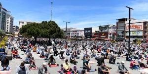 ESENYURT BELEDİYESİ CUMA NAMAZI ÖNCESİ TEK KULLANIMLIK SECCADE VE EL DEZENFEKTANI DAĞITTI