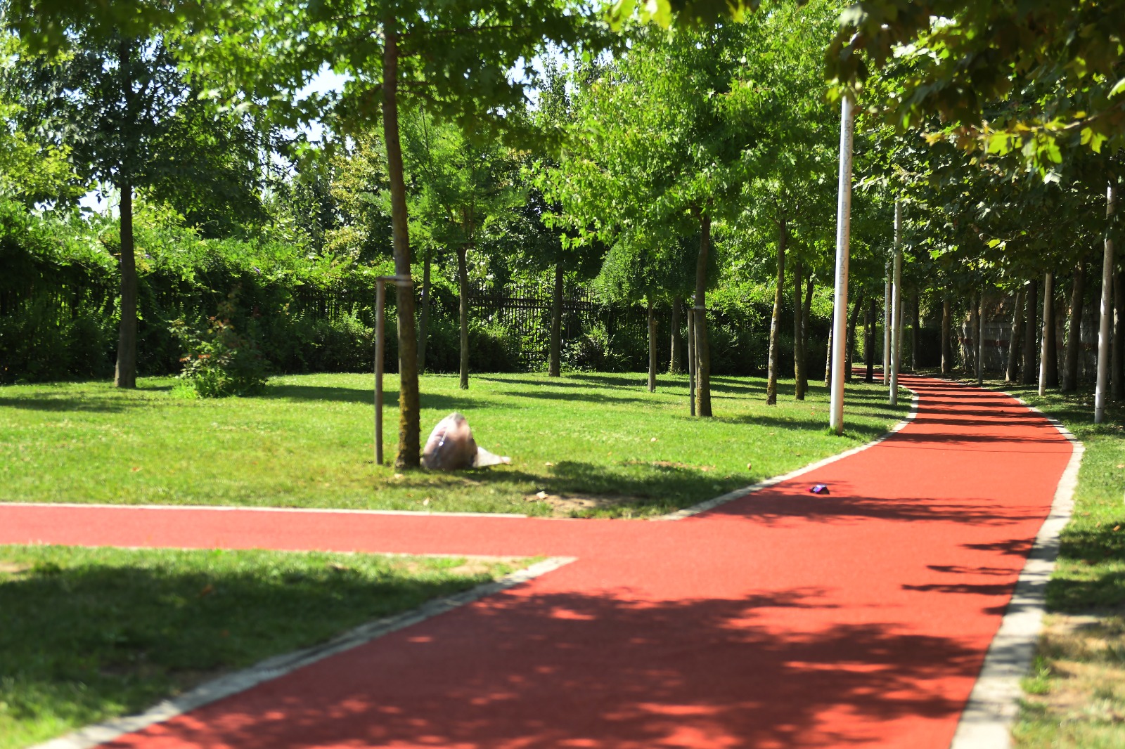 ESENYURT’TA PARK VE YEŞİL ALANLARDA BAKIM ÇALIŞMALARI SÜRÜYOR