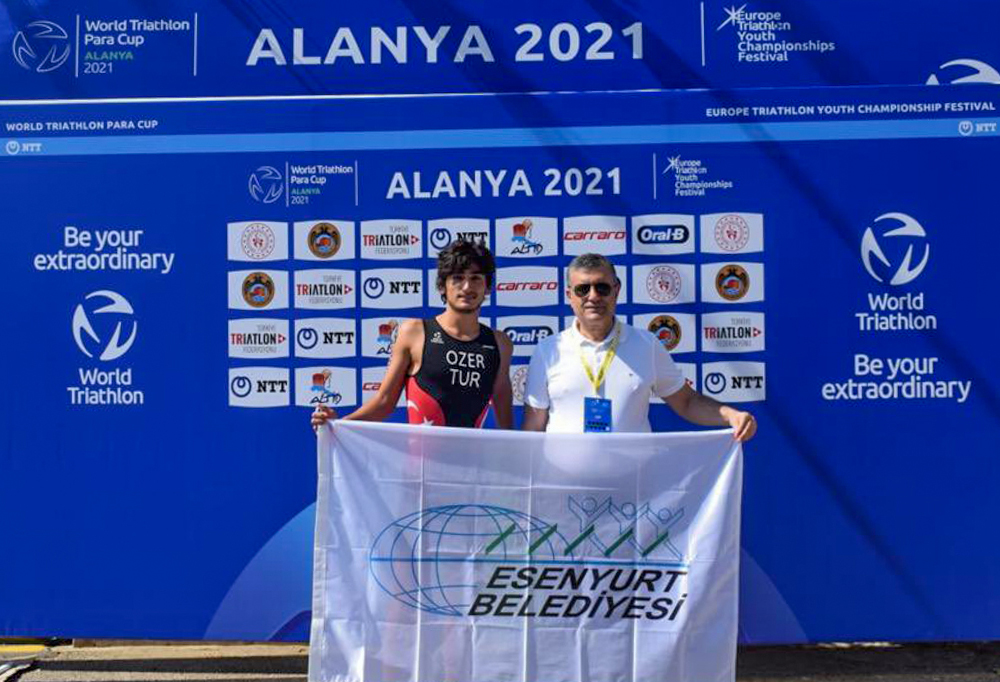 BAŞKAN BOZKURT, PARATRİATHLON’DA TARİHÎ BAŞARI ELDE EDEN ÖZER’İ TEBRİK ETTİ