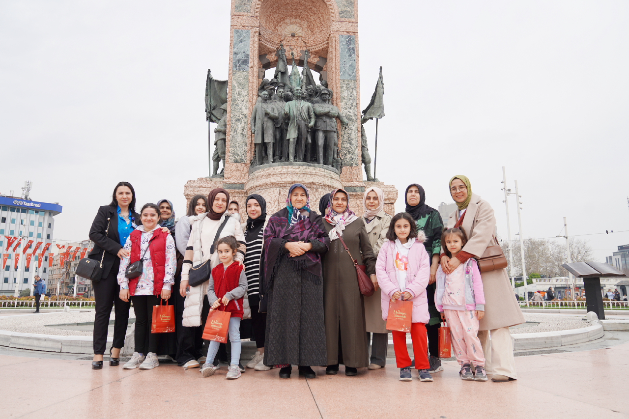 KÜÇÜKÇEKMECE BELEDİYESİ, DEPREMDEN ETKİLENEN KADINLARI VE ÇOCUKLARI HAYATLARINDA İLK KEZ İSTİKLAL CADDESİNE GÖTÜRDÜ