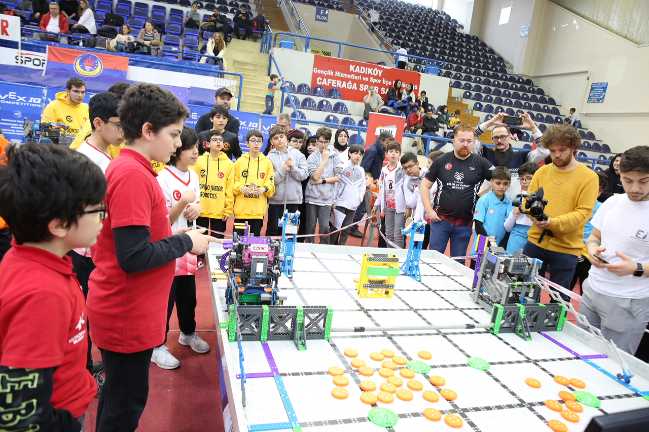 KÜÇÜKÇEKMECELİ ÖĞRENCİLER, VEX IQ TURNUVASINDAN İKİ BÜYÜK ÖDÜLLE DÖNDÜ