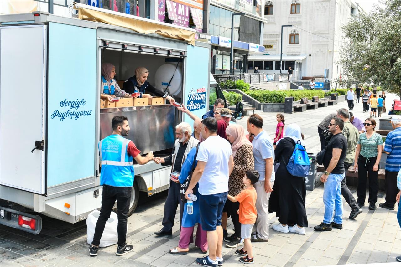 ESENYURT BELEDİYESİ’NDEN VATANDAŞLARA AŞURE İKRAMI