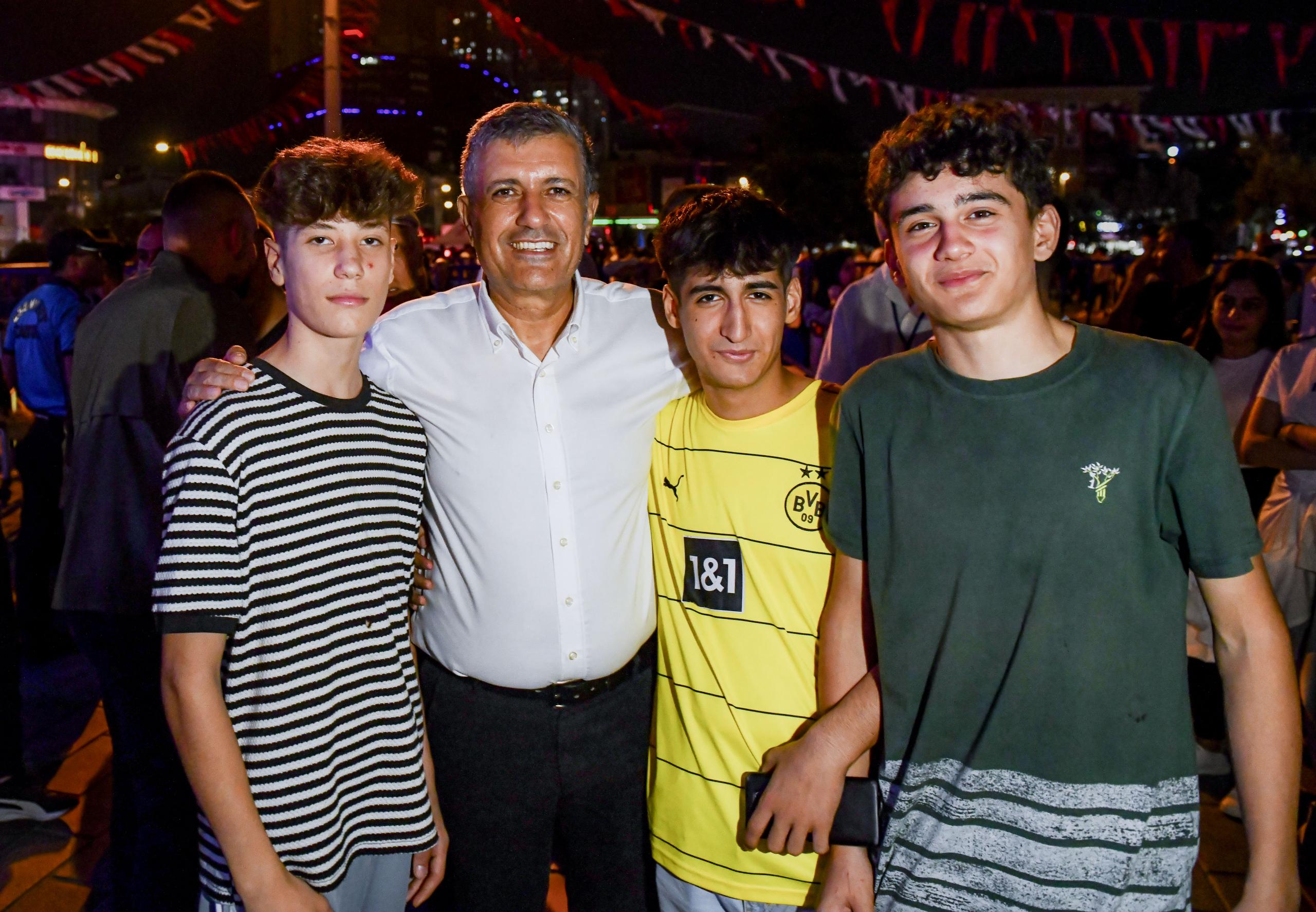 KONSERDEN EVE BAŞKANIN MAKAM ARACI İLE DÖNDÜLER