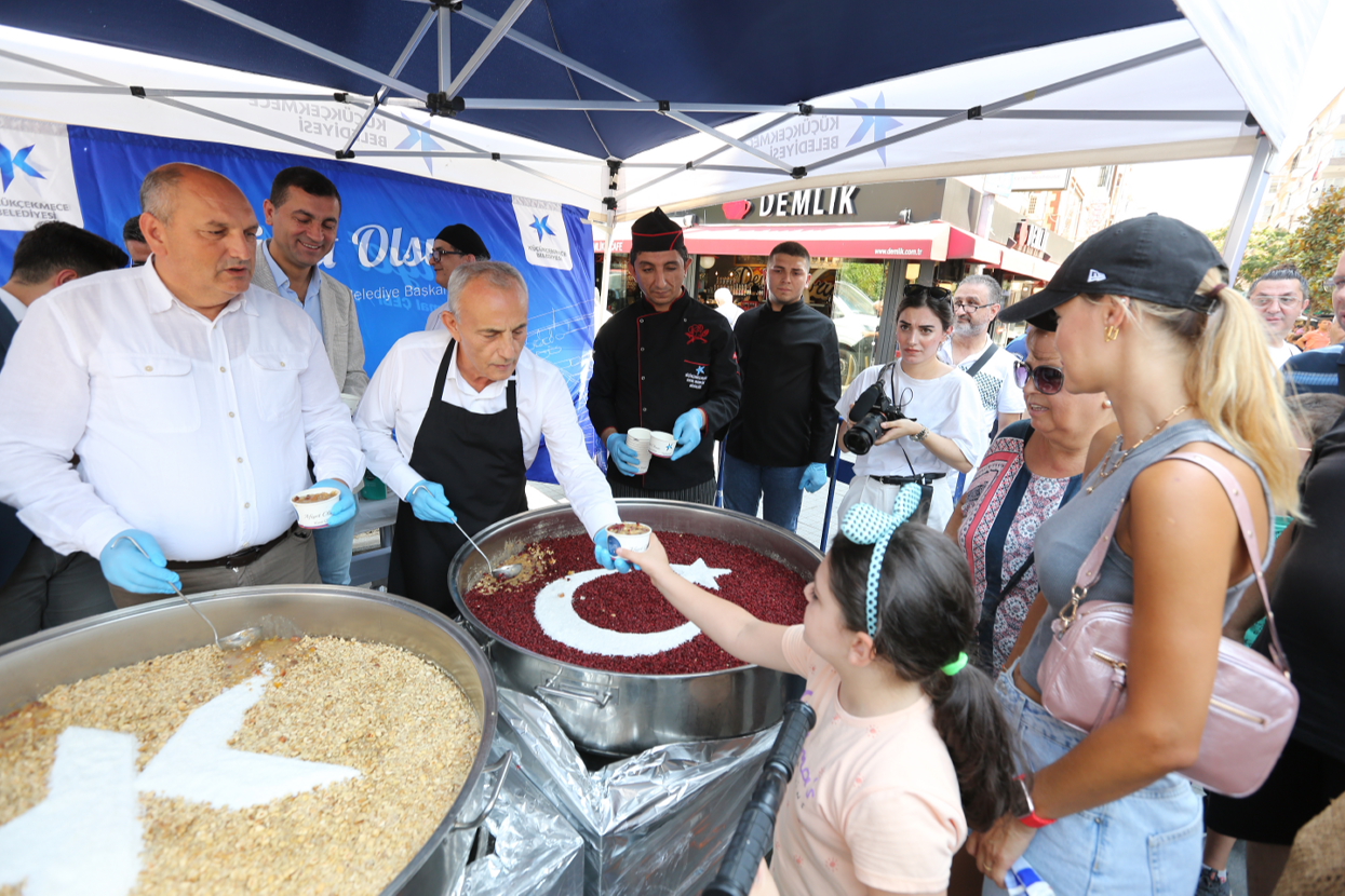 BAŞKAN KEMAL ÇEBİ’DEN VATANDAŞLARA AŞURE İKRAMI