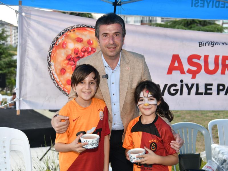 BAŞKAN ERHAN GÜZEL AŞURE DAĞITTI