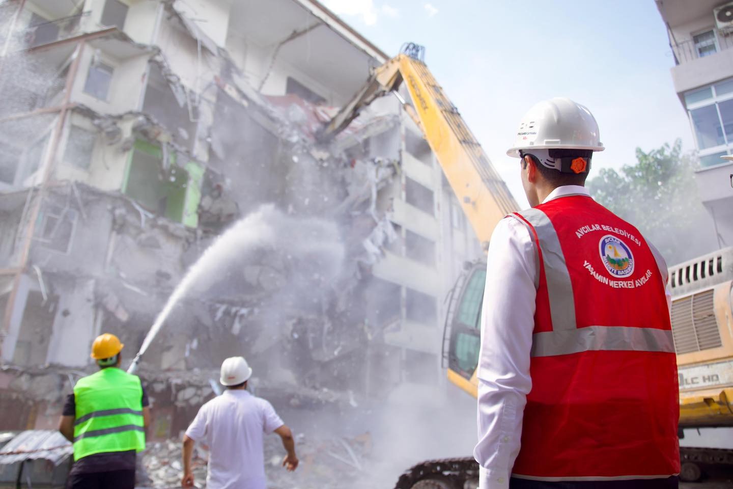 AVCILAR’DA METRUK BİNALARIN YIKIMINA BAŞLANDI