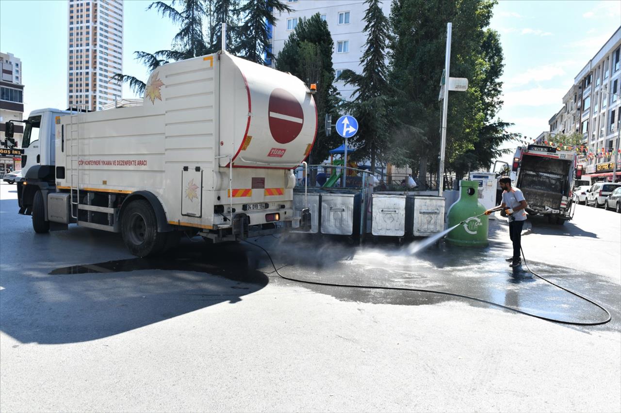 ESENYURT’TA TEMİZLİK SEFERBERLİĞİ: ÇÖP KONTEYNERLERİ YENİLENİYOR VE DEZENFEKTE EDİLİYOR