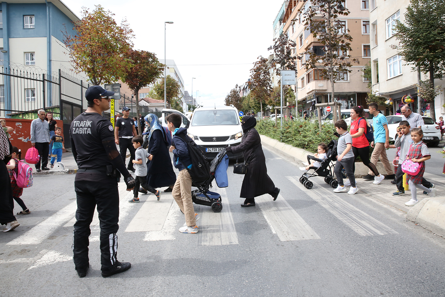 KÜÇÜKÇEKMECE ZABITASINDAN OKUL ÖNLERİNDE DENETİM