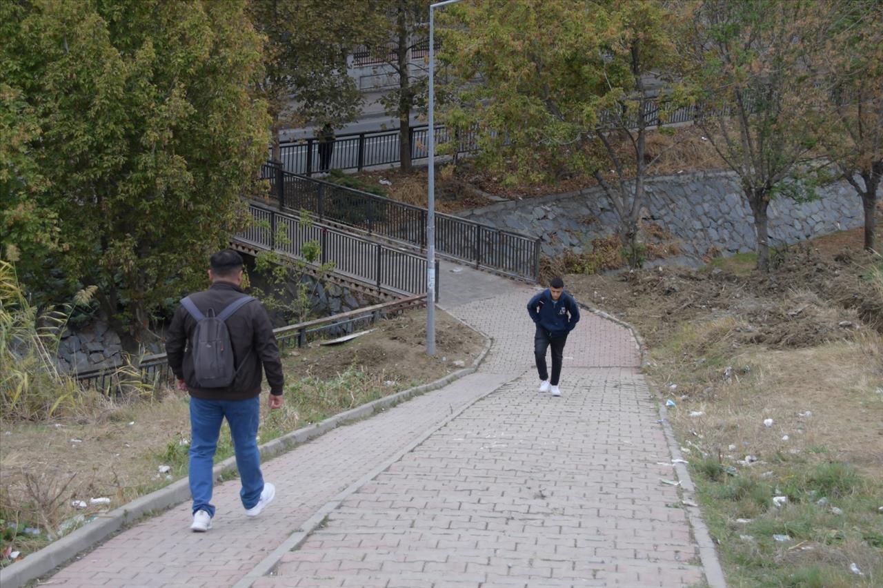 ÇOCUKLARIN OKUL YOLU KÖPRÜSÜNE ESENYURT BELEDİYESİ’NDEN KALICI ÇÖZÜM