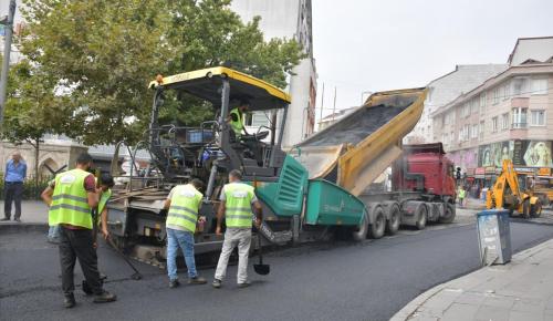 BAŞKAN ÖZER’DEN BİR REKOR DAHA… 6 AYDA 100 BİN TON ASFALT VE 120 BİN METREKARE PARKE YOL YAPTI