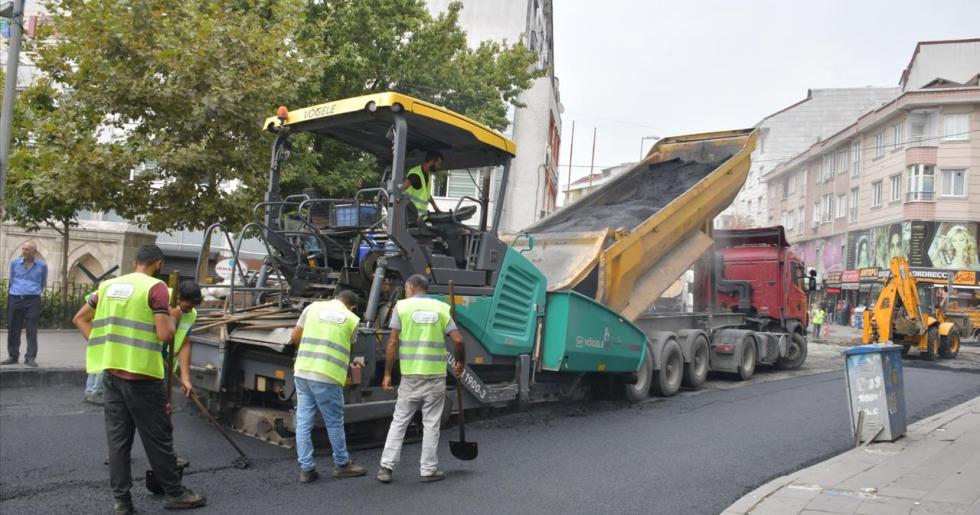 BAŞKAN ÖZER’DEN BİR REKOR DAHA… 6 AYDA 100 BİN TON ASFALT VE 120 BİN METREKARE PARKE YOL YAPTI