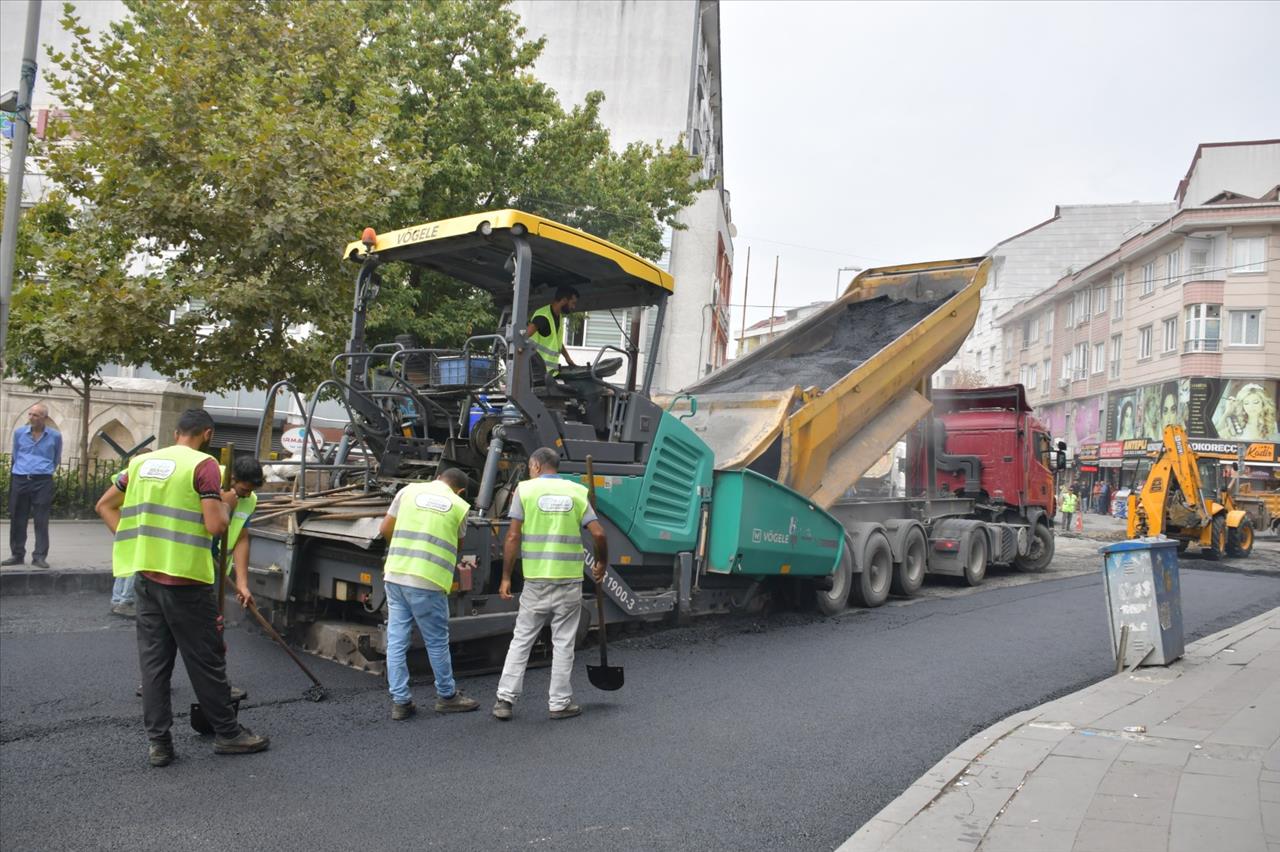 BAŞKAN ÖZER’DEN BİR REKOR DAHA… 6 AYDA 100 BİN TON ASFALT VE 120 BİN METREKARE PARKE YOL YAPTI