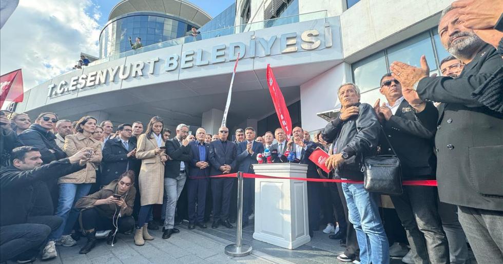 BU SABAH GÖZALTINA ALINAN BAŞKAN ÖZER’E HER KESİMDEN DESTEK BÜYÜYOR…