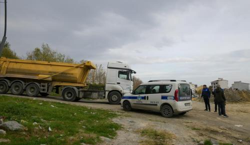 ESENYURT ZABITASINDAN KAÇAK MOLOZ DÖKÜMÜNE MÜDAHALE… ARAÇLARI MÜHÜRLEYİP ARSAYI TEMİZLETTİLER!