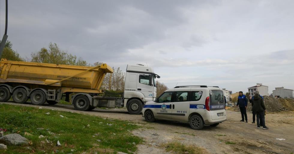 ESENYURT ZABITASINDAN KAÇAK MOLOZ DÖKÜMÜNE MÜDAHALE… ARAÇLARI MÜHÜRLEYİP ARSAYI TEMİZLETTİLER!