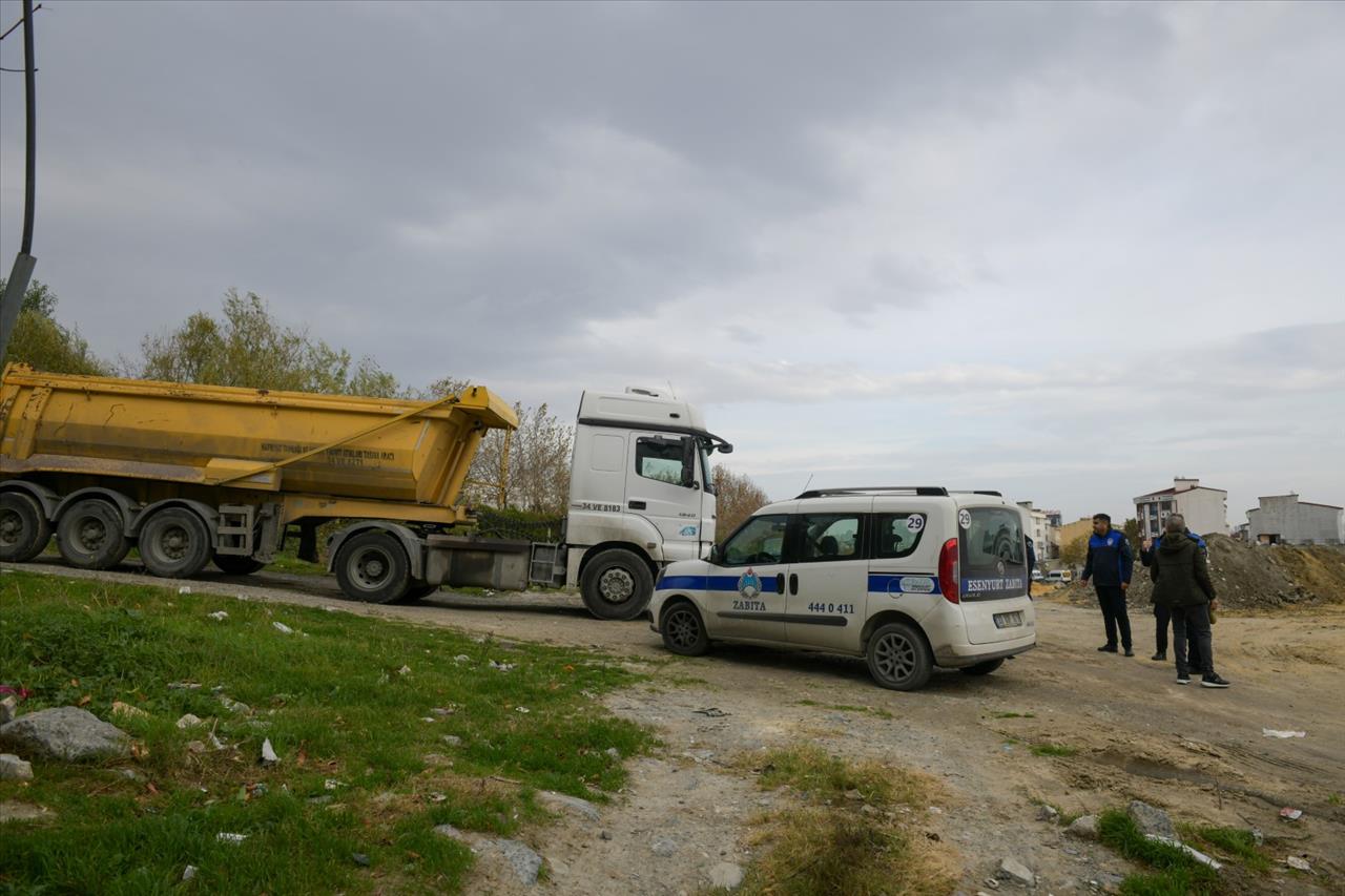 ESENYURT ZABITASINDAN KAÇAK MOLOZ DÖKÜMÜNE MÜDAHALE… ARAÇLARI MÜHÜRLEYİP ARSAYI TEMİZLETTİLER!