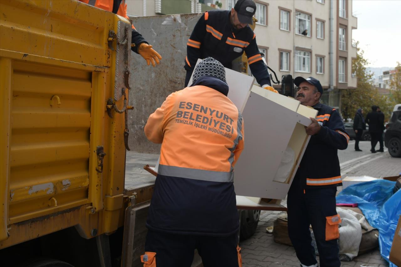 BAŞKAN VEKİLİ AKSOY İLE KAYMAKAM ÇOBANOĞLU EL UZATTI…  EV SAHİBİNİN SOKAĞA ATTIĞI ESENYURTLU AİLEYE SAHİP ÇIKTILAR