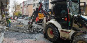 ESENYURT BELEDİYESİ, TAHRİP OLAN YOLLARI PARKE TAŞI ÇALIŞMALARIYLA YENİLİYOR