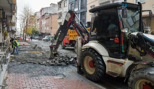 ESENYURT BELEDİYESİ, TAHRİP OLAN YOLLARI PARKE TAŞI ÇALIŞMALARIYLA YENİLİYOR