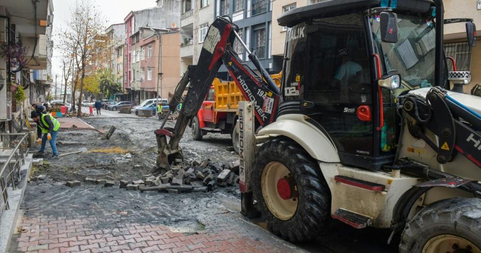 ESENYURT BELEDİYESİ, TAHRİP OLAN YOLLARI PARKE TAŞI ÇALIŞMALARIYLA YENİLİYOR