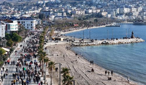 İSTANBUL, YILIN İLK GÜNÜ BÜYÜKÇEKMECE SAHİLLERİNE AKIN ETTİ