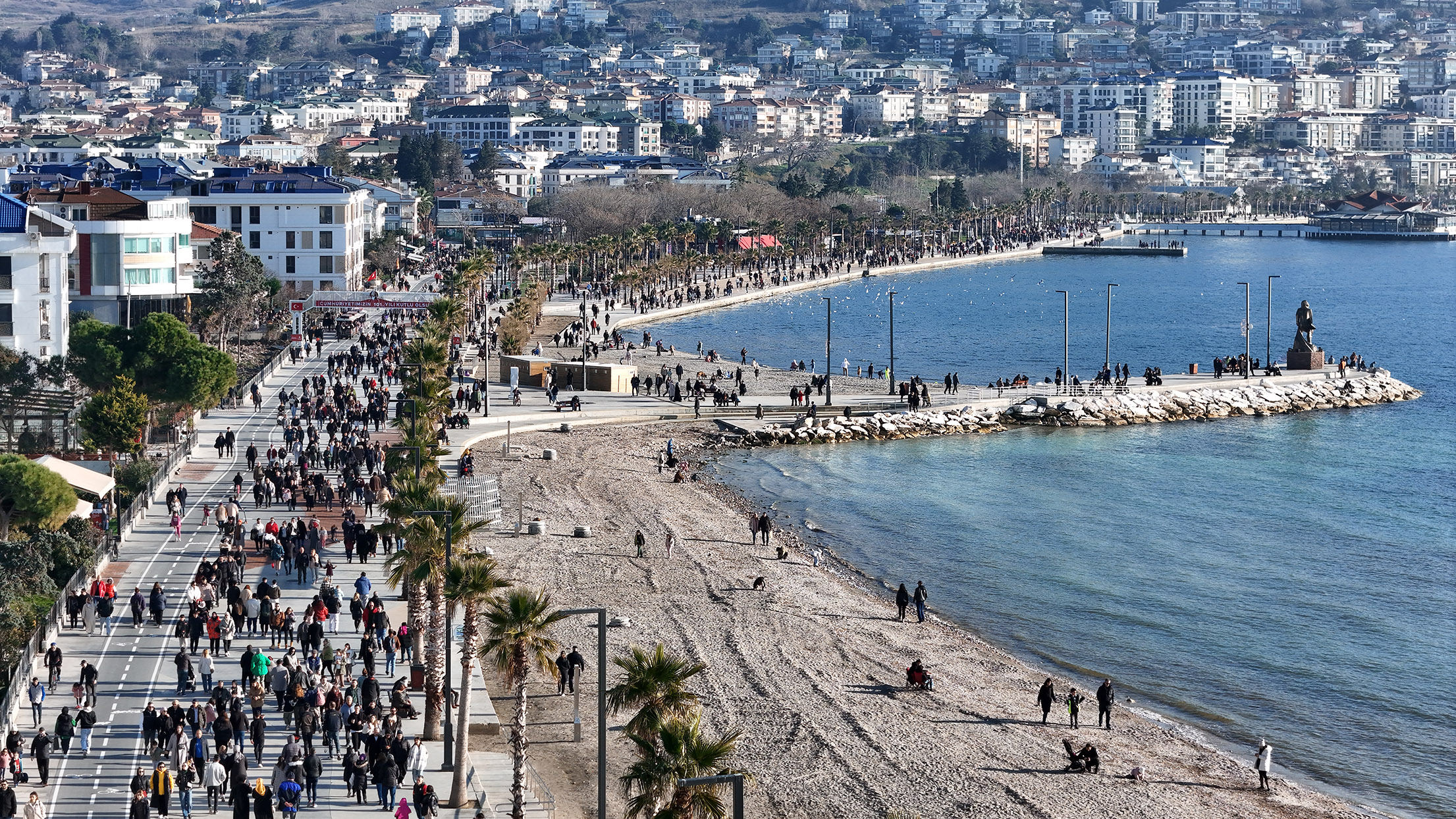 İSTANBUL, YILIN İLK GÜNÜ BÜYÜKÇEKMECE SAHİLLERİNE AKIN ETTİ