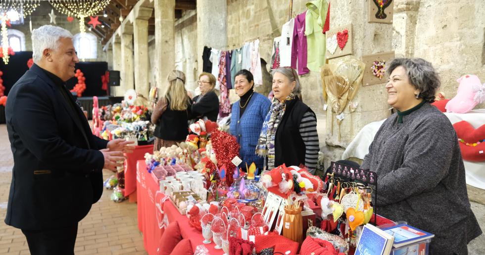 SEVGİ GÜNÜ’NE ÖZEL HAZIRLANAN HEDİYELİK EŞYA SATIŞ STANDLARI AÇILDI