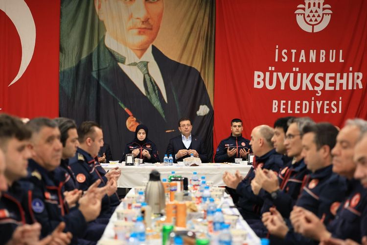 BAŞKAN İMAMOĞLU İTFAİYE ÇALIŞANLARI İLE İFTARDA BULUŞTU